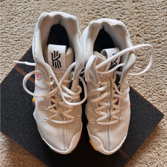 KYRIE 4 NCAA - Picture 2 of 3